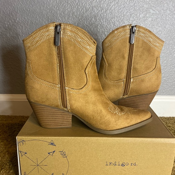 Shoes - Brown indigo boots